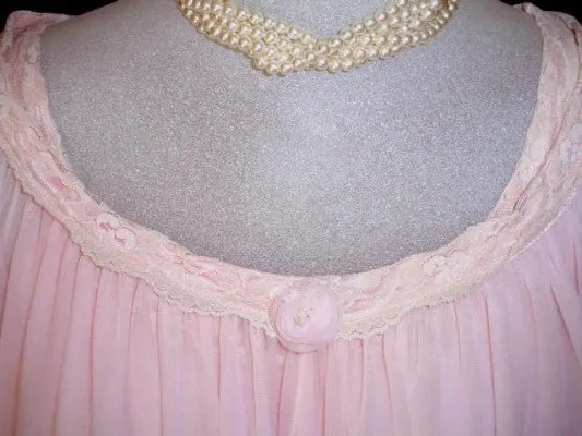 * NEW WITH TAG - EXQUISITE VINTAGE MISS ELAINE DUCHESS PINK LACE & RIBBON DOUBLE NYLON PEIGNOIR & NIGHTGOWN SET