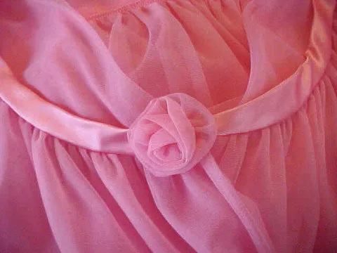 *BEAUTIFUL VINTAGE JENELLE OF CALIFORNIA LUSCIOUS ROSE DOUBLE NYLON PEIGNOIR & NIGHTGOWN SET