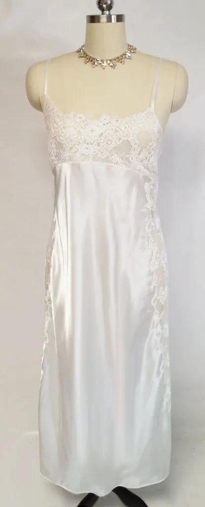 *GORGEOUS VICTORIA’S SECRET BRIDAL TROUSSEAU GLEAMING SATIN BIAS NIGHTGOWN ADORNED WITH SILVER & WHITE LACE WITH SPARKLING CORDING