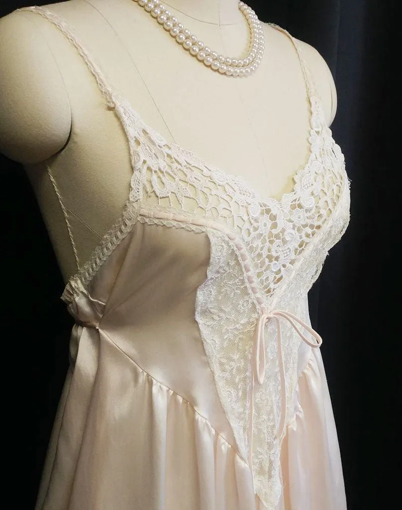 *GORGEOUS VINTAGE DONNA RICHARD LACE & SATIN PEIGNOIR & NIGHTGOWN SET IN SHIMMERING PINK PEARL