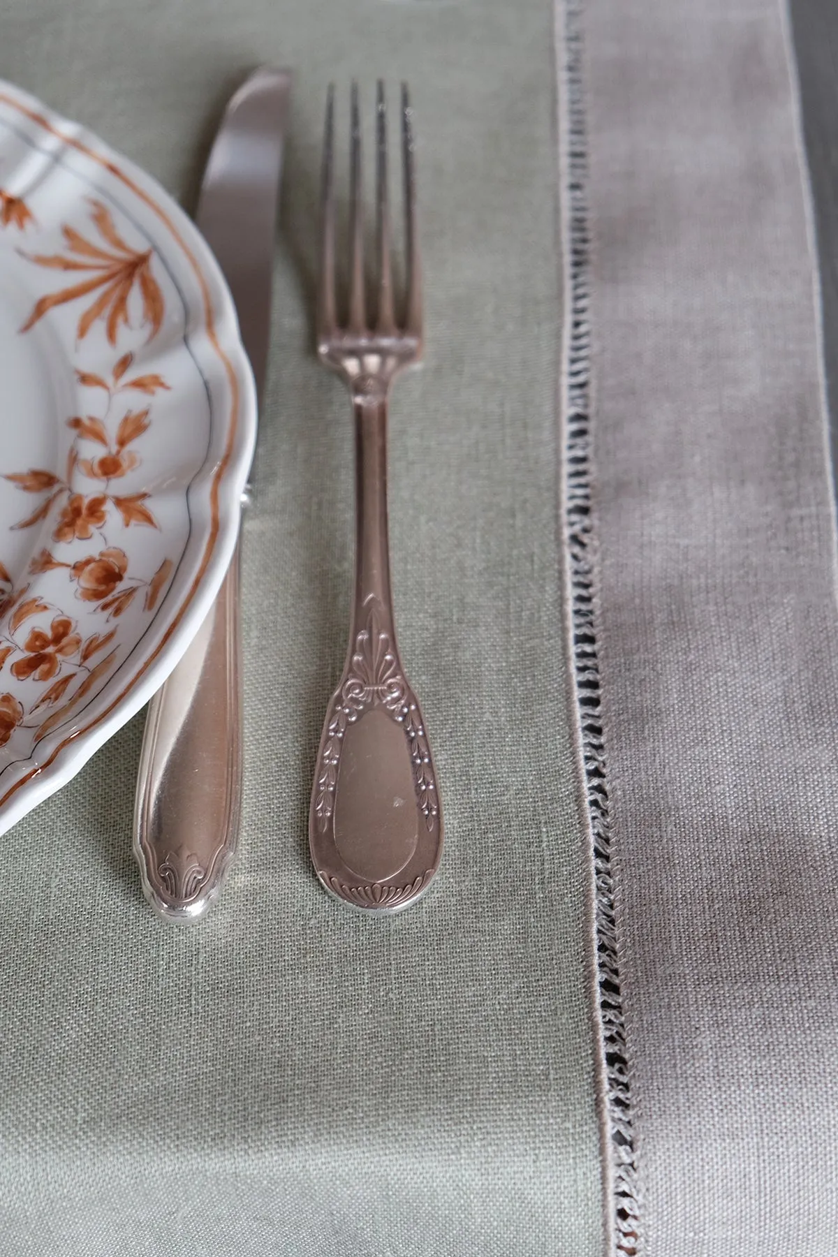 JACQUARD LINEN TABLE RUNNER