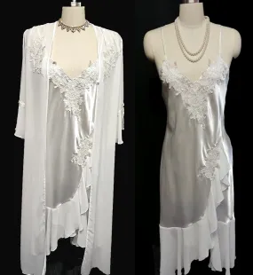 *VINTAGE GLAMOROUS BLOSSOM INTIMATES BRIDAL CHANTILLY LACE SATIN PEIGNOIR & NIGHTGOWN SET IN BRIDAL VEIL