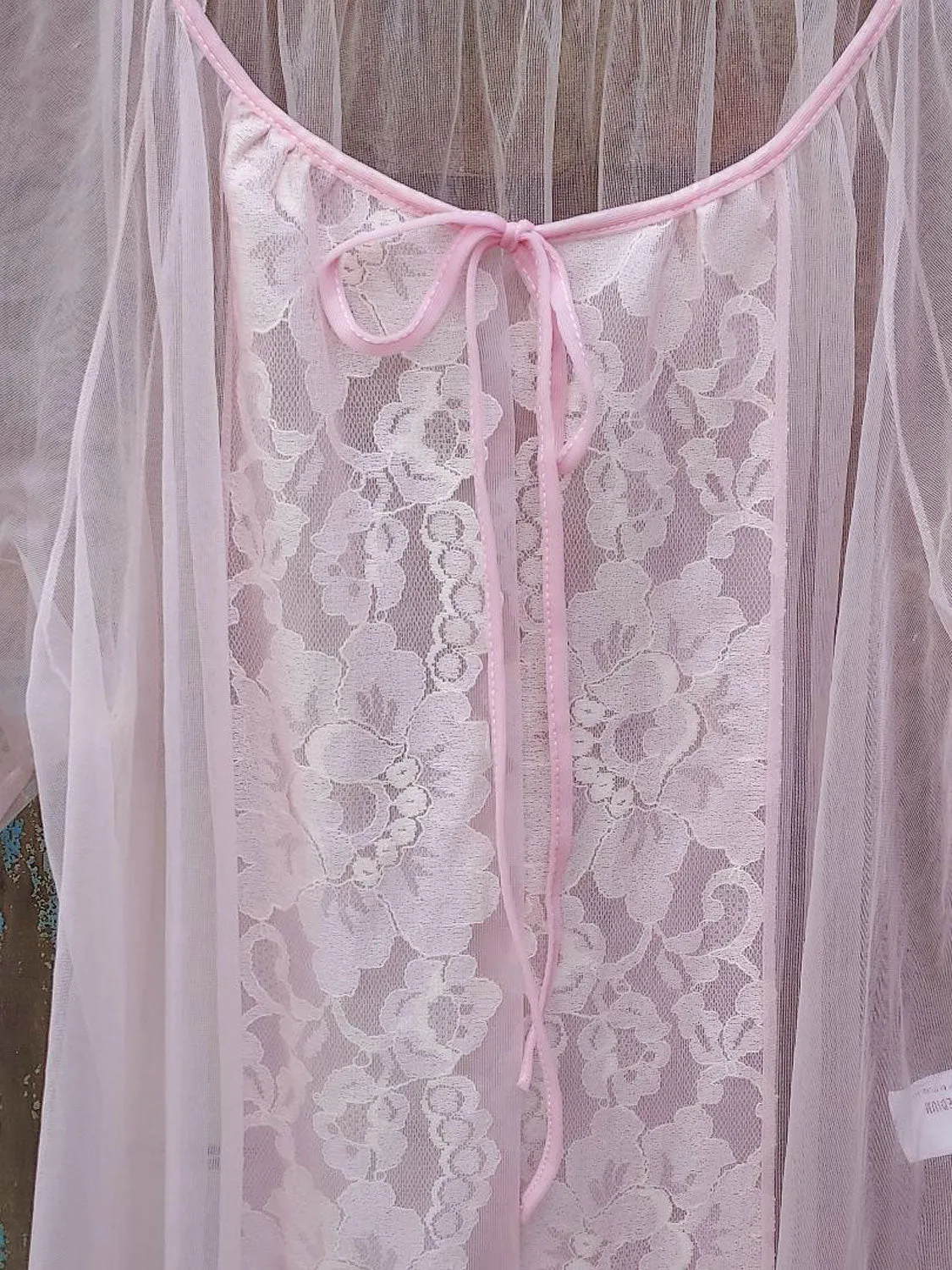 *VINTAGE MOVIE STAR SHEER NYLON LACE PEIGNOIR IN PINK BONBON