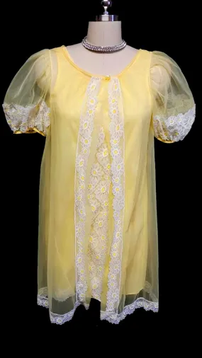 *VINTAGE PILLOWTEX DAISY NIGHTGOWN & PEIGNOIR SET IN LEMON MERINGUE