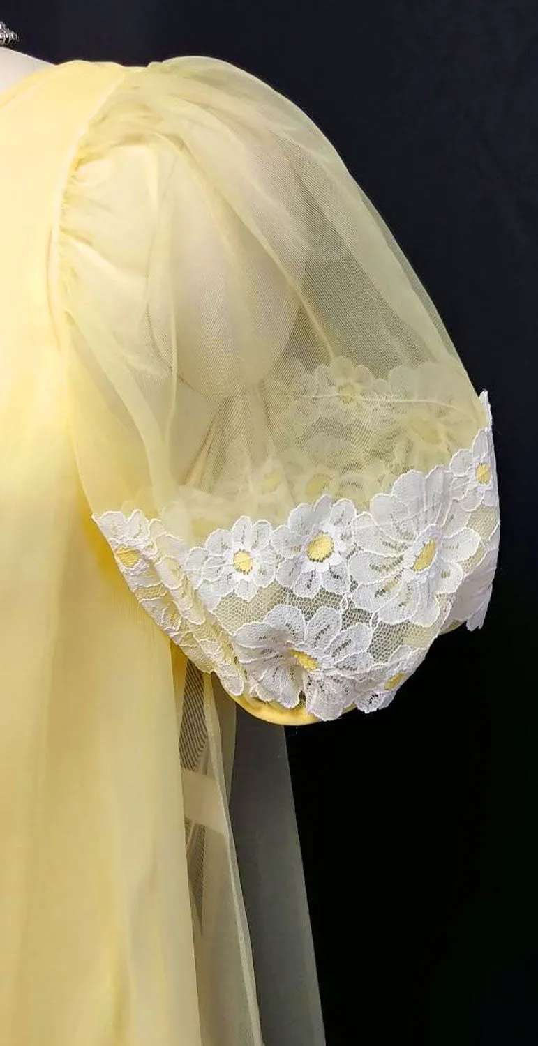 *VINTAGE PILLOWTEX DAISY NIGHTGOWN & PEIGNOIR SET IN LEMON MERINGUE